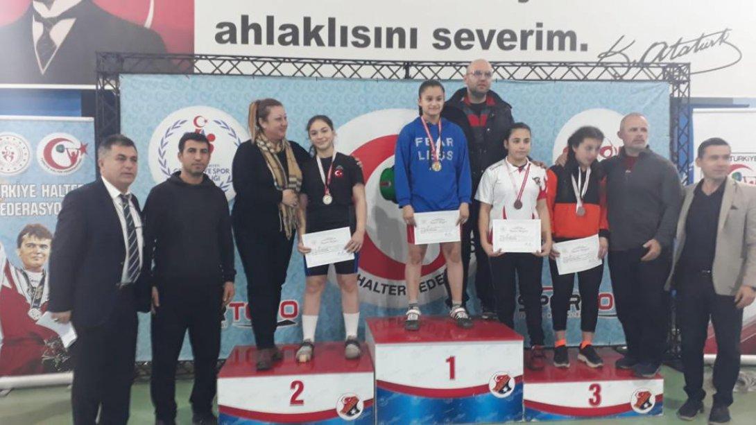 Okul Sporları Yıldız Kız Halter Türkiye Şampiyonası'nda Nurten Öztürk Ortaokulu Öğrencimiz Merve ÇAKMAR Türkiye 2.'si Oldu.