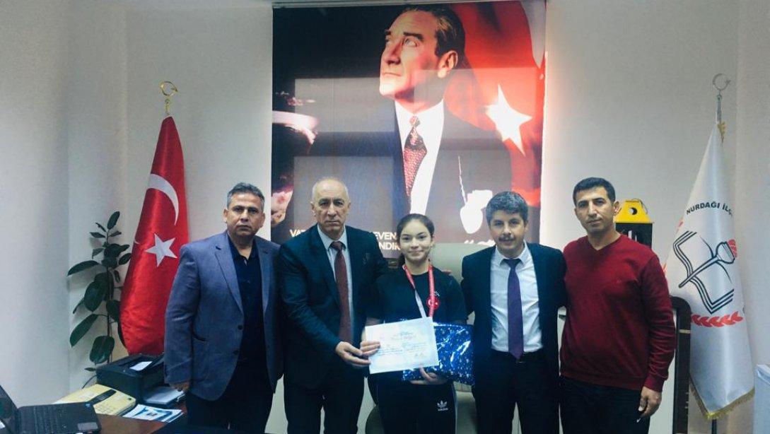 İlçe Müdürü Yıldız Kızlar Halter Şampiyonası'nda Türkiye 2'ncisi Öğrencimizi Kabul Etti.