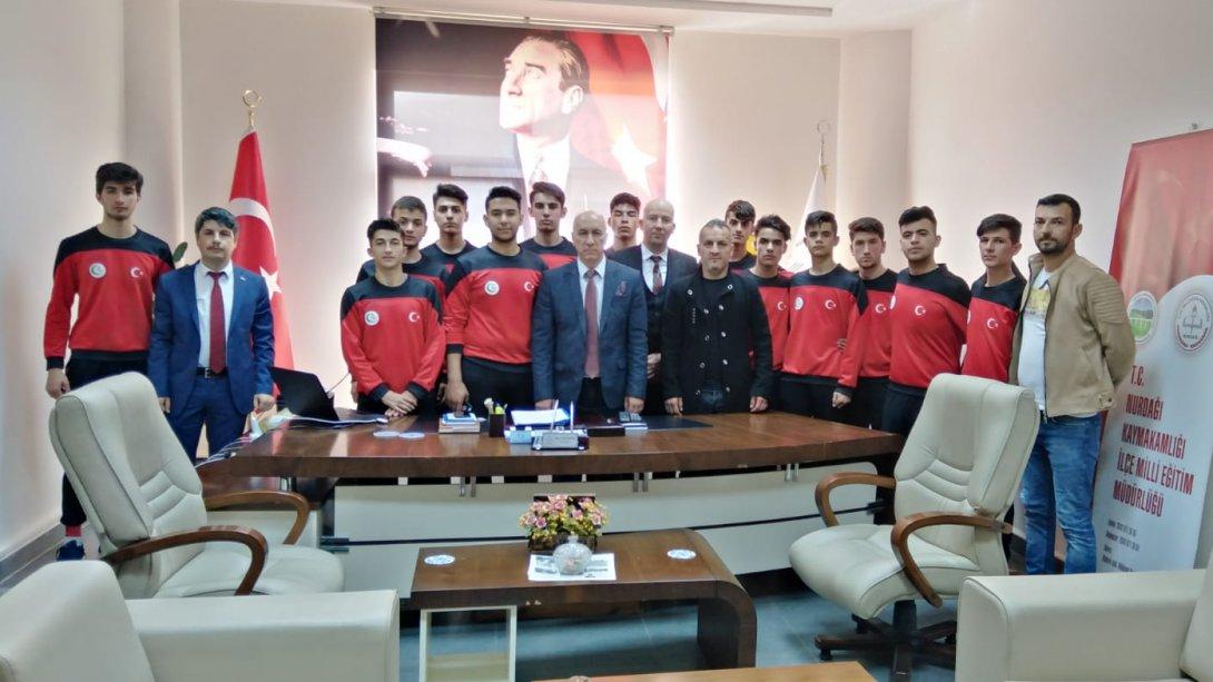 İlçe Müdürü Şampiyon Hentbol Takımını Kabul Etti.