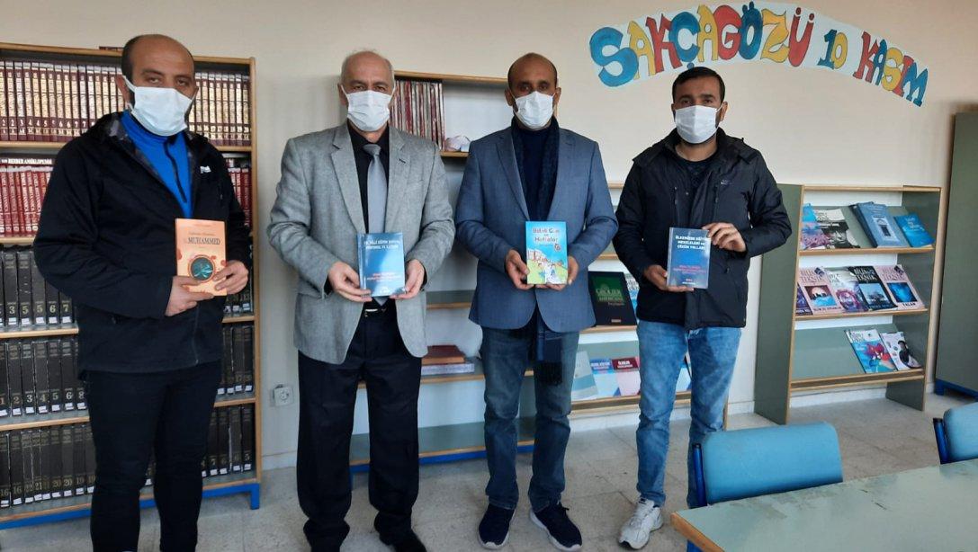 İlçe Müdürü Kütüphanesi Açılan Okullara Kitaplarını Hediye Etti